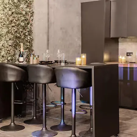 Intense Experience - Wellness Avec Piscine Jacuzzi Sauna Billard Privatifs Love hotel